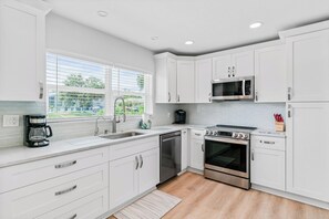 Fridge, microwave, stovetop, dishwasher