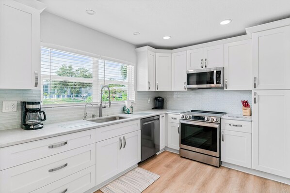 ثلاجة، ميكروويف، موقد طهي مسطح، غسالة أطباق