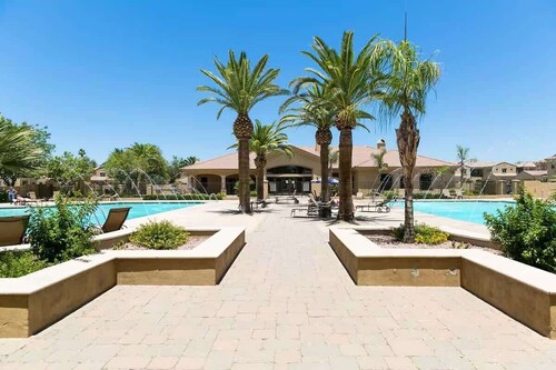 *NEW* Family Oasis Getaway! 2 Pools, Spas & Gym!