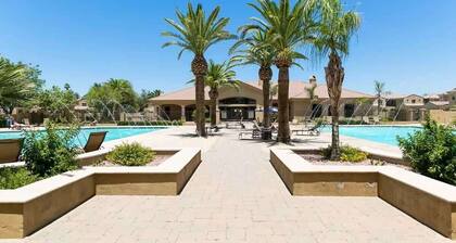 *NEW* Family Oasis Getaway! 2 Pools, Spas & Gym!