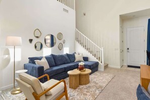 TV - *NEW* Family Oasis Getaway! 2 Pools, Spas & Gym! (Mesa)