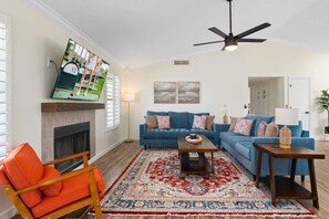 Televisión, chimenea y oficina 