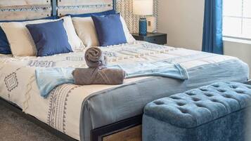 3 dormitorios, escritorio, tabla de planchar con plancha y cuna de viaje