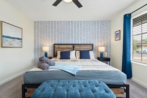 3 habitaciones, escritorio y tabla de planchar con plancha