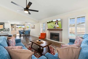 Televisión, chimenea y oficina 