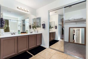 Douche, séchoir à cheveux, serviettes fournies, savon
