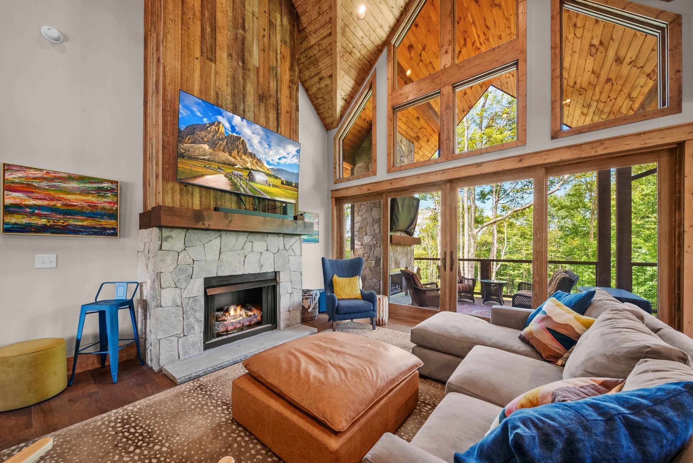 Televisión y chimenea 