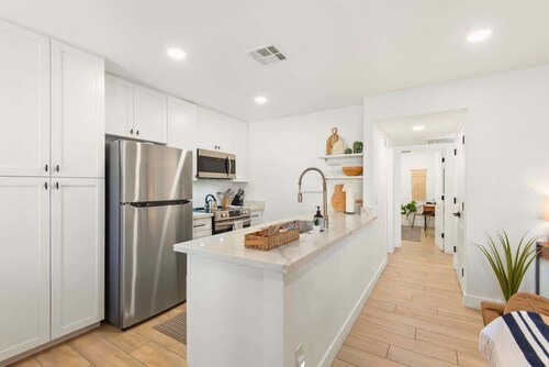 *NEW* Remodeled Tempe Pool View Condo Walk to Mill