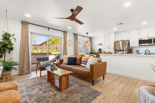 *NEW* Remodeled Tempe Pool View Condo Walk to Mill