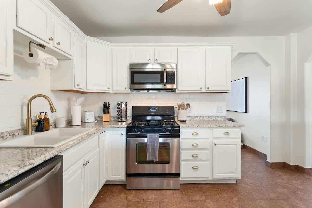 Een koelkast, een microgolfoven, een oven, een kookplaat