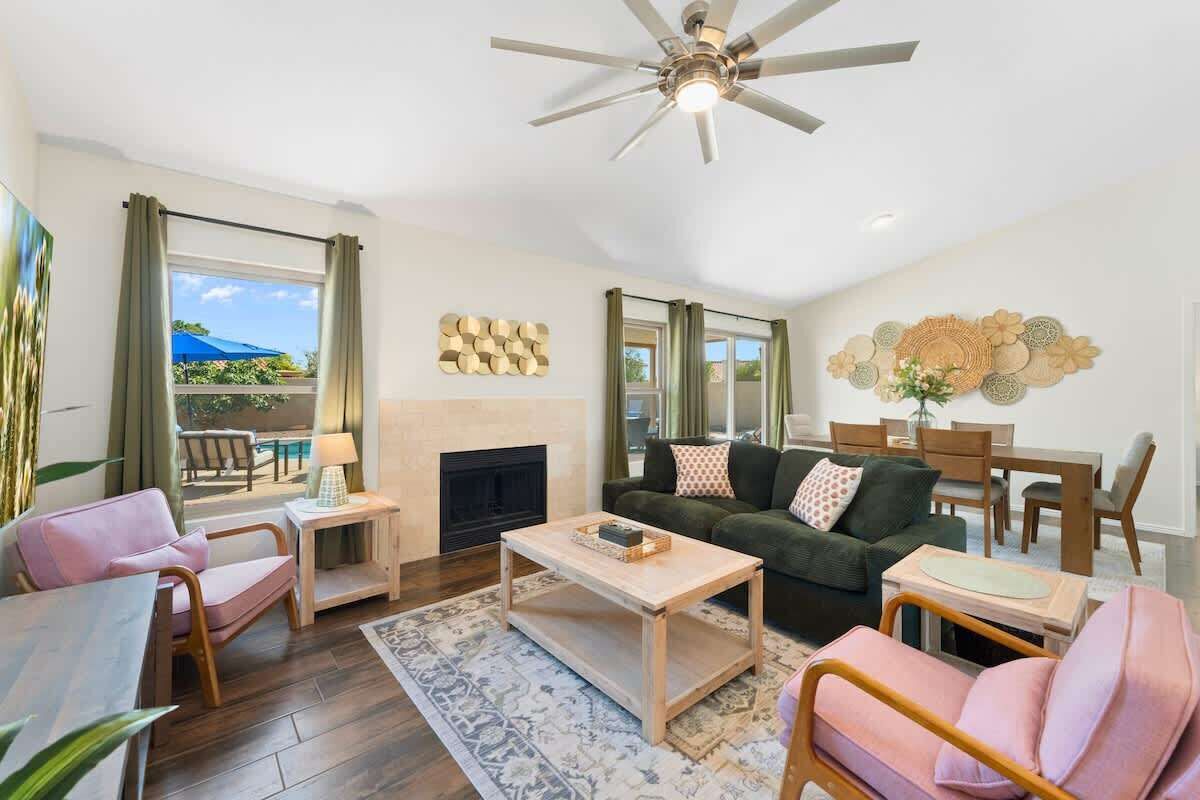 Een televisie, een open haard en een kantoor