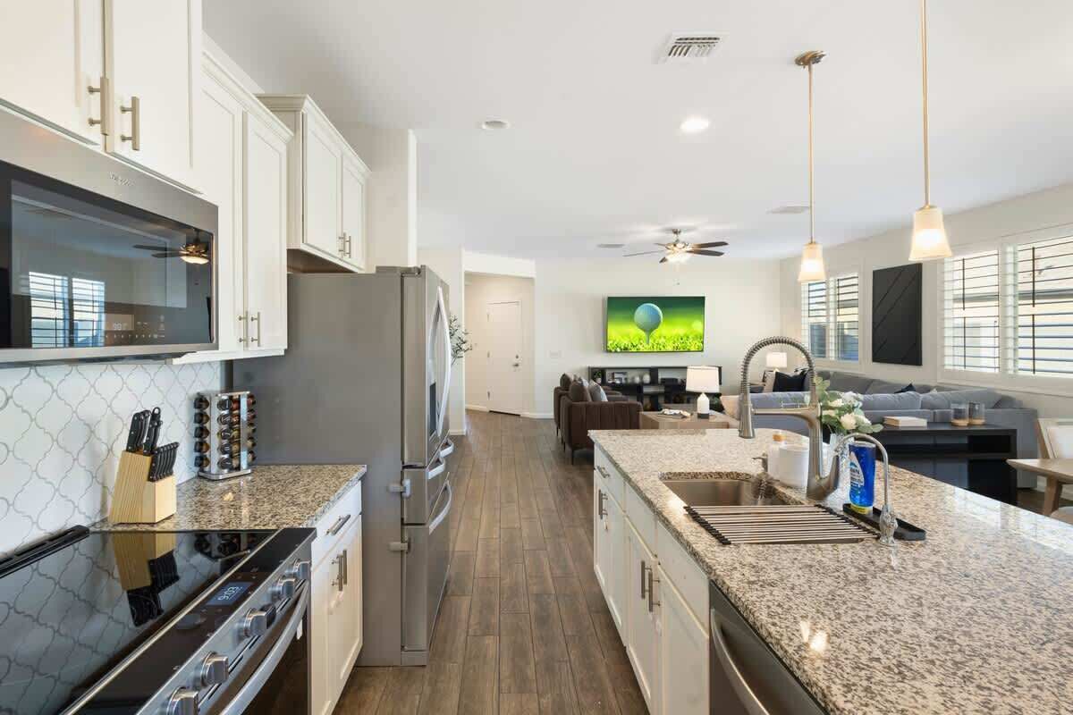 Frigorifero, microonde, forno, piano cottura