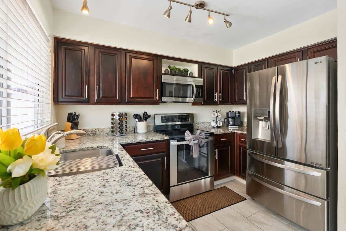 Køleskab, mikrobølgeovn, ovn, kogeplade