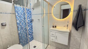 Dusche, Haartrockner, Handtücher, Seife
