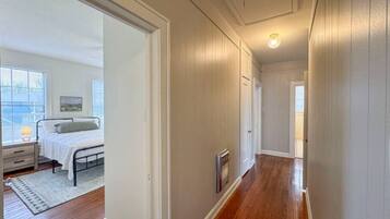 2 bedrooms, desk, WiFi, bed sheets