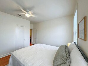 2 bedrooms, desk, WiFi, bed sheets