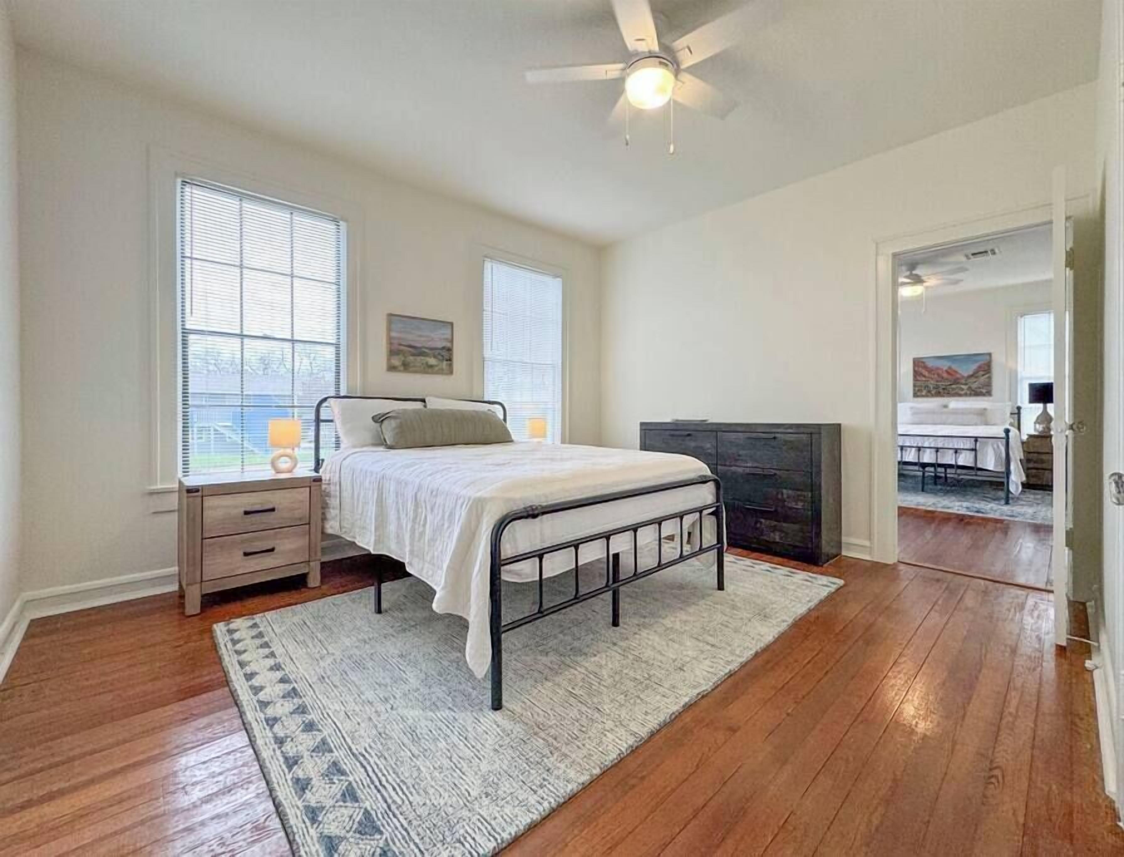 2 habitaciones, escritorio, wifi y ropa de cama 