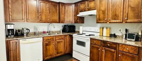 Kylskåp, mikrovågsugn, spishäll och diskmaskin