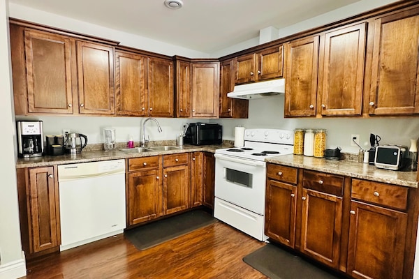 Køleskab, mikrobølgeovn, kogeplade, opvaskemaskine