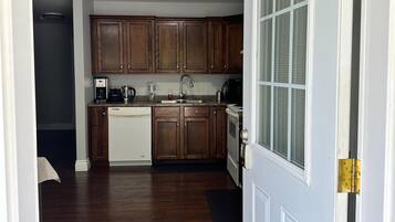 Frigorífic, microones, placa de cuina i rentaplats