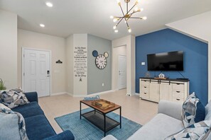 TV - 3416LW:Spacious 5-bedroom home in Davenport's Windsor Island Resort, perfect for families. (Davenport)