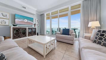 Condo, várias camas, sacada, vista para o oceano (Phoenix OB 1505) | Área de estar | TV de tela plana 42 polegadas com canais digitais