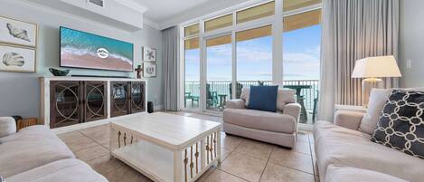 Condo, varias camas, balcón, vista al océano (Phoenix OB 1505) | Área de sala de estar | Televisión de pantalla plana de 42 pulgadas con canales digitales