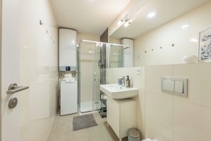 Secador de pelo, toallas, jabón, shampoo