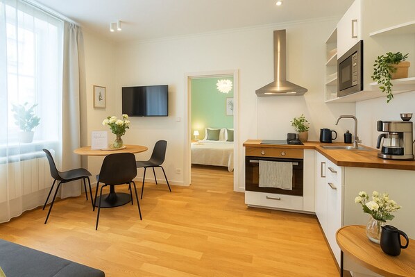 1 habitación, tabla de planchar con plancha, wifi gratis y ropa de cama