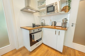 Refrigerador, microondas, placa de cocina, cafetera/tetera