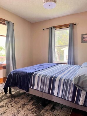 4 bedrooms, iron/ironing board, WiFi, bed sheets - Scenic Mountain & River View – Walk to New River (Summers County)
