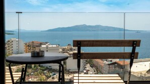 Un balcó amb vista a un paisatge urbà i una massa d'aigua.