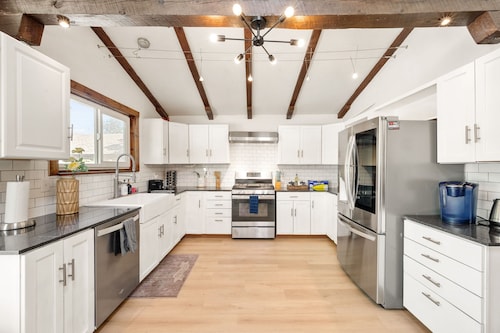 Oasis Backyard near Red Rocks: HotTub, GameRoom, Gym, FirePit & Vibes