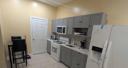 Excellent 4-bedroom condo with AC in vibrant Newark