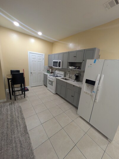 Excellent 4-bedroom condo with AC in vibrant Newark