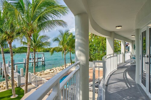 Luxury Home, Oceanfront Views, Private Pool & Dock