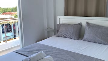 1 habitación, tabla de planchar con plancha, wifi gratis y ropa de cama
