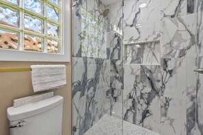 Douche, sèche-cheveux, serviettes fournies, savon
