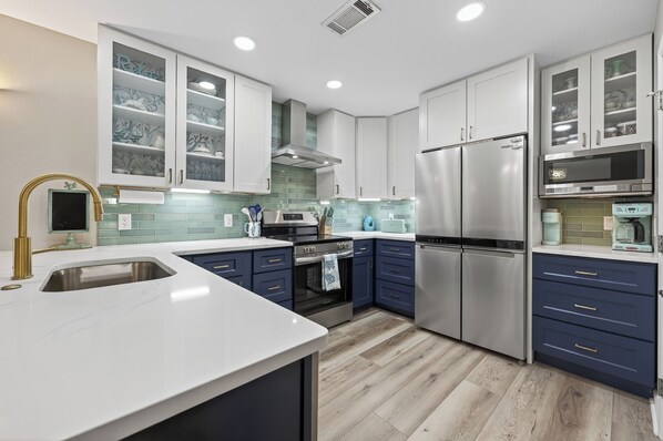 Mikrowelle, Ofen, Herdplatte, Geschirrspüler