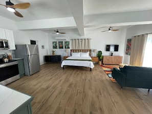1 室のベッドルーム、デスク、アイロン / アイロン台、WiFi (無料)