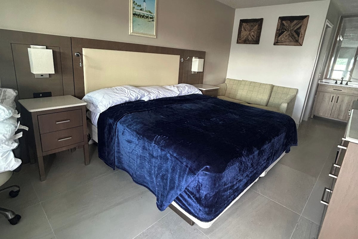 Basic Single Room | Desk, laptop workspace, free WiFi