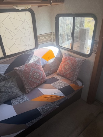 2 bedrooms, WiFi, bed sheets, wheelchair access. Cozy 2-bedroom RV in enchanting Carrizozo with AC on 5.5 acres!