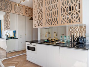 Fridge, oven, stovetop, dishwasher
