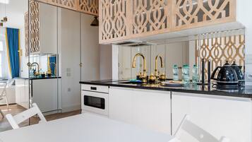 Jääkaappi, uuni, liesi, astianpesukone