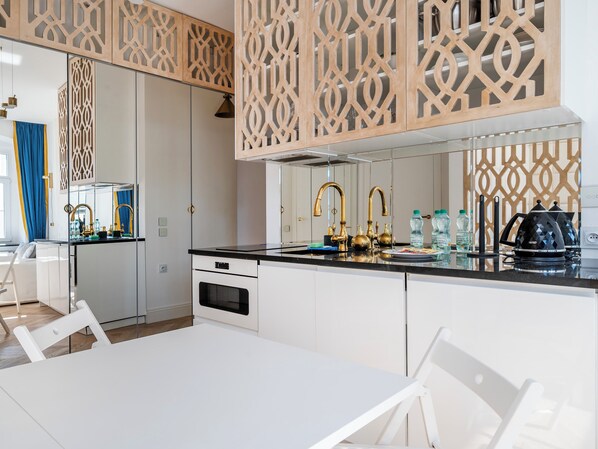 Fridge, oven, stovetop, dishwasher