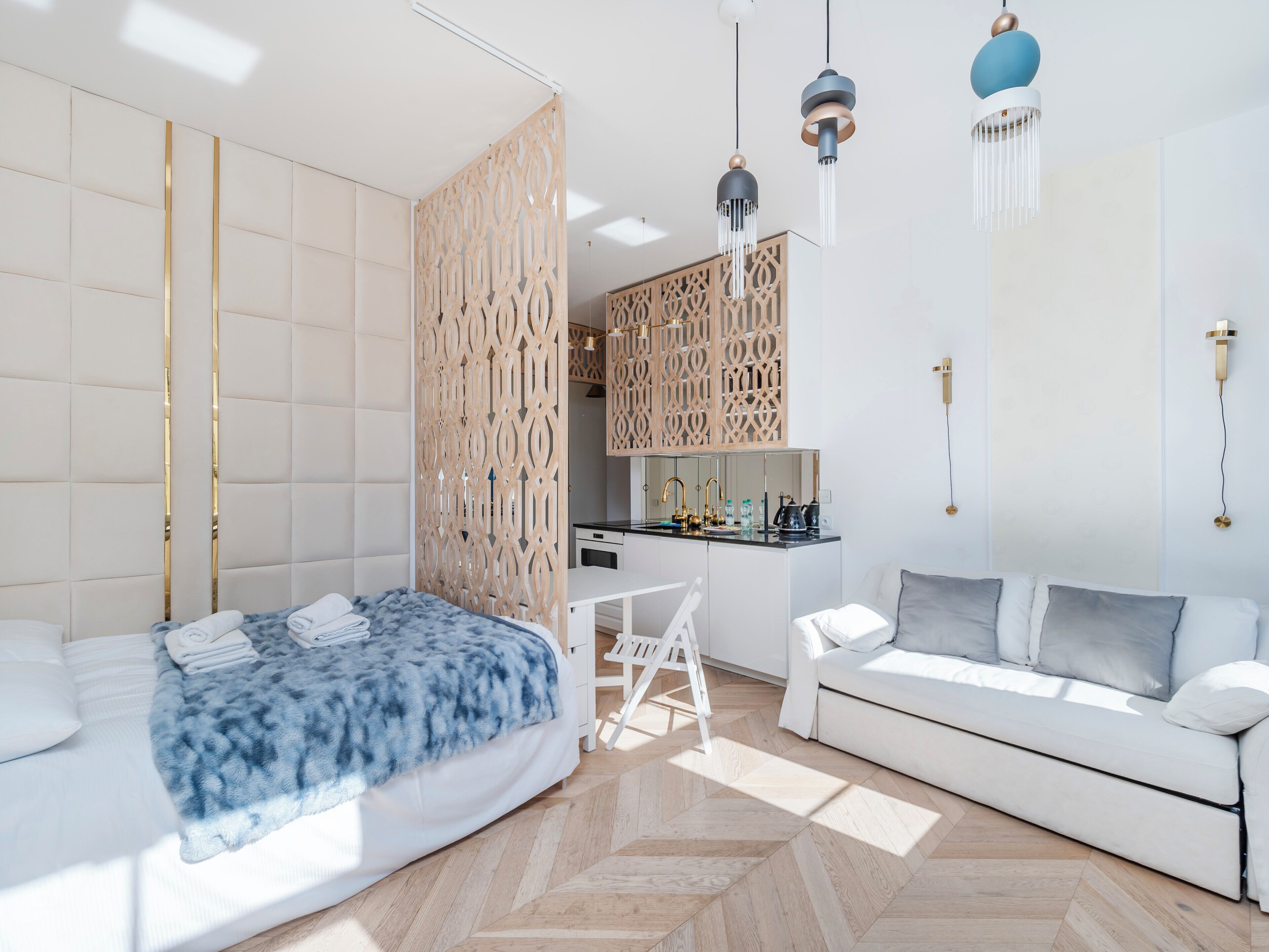 Tabla de planchar con plancha, wifi y ropa de cama 