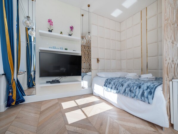 Iron/ironing board, WiFi, bed sheets