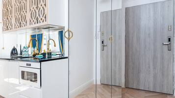 Jääkaappi, uuni, liesi, astianpesukone