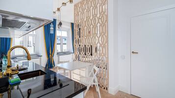 Jääkaappi, uuni, liesi, astianpesukone