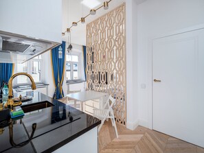 Fridge, oven, stovetop, dishwasher